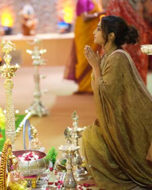Reba Monica John Instagram - Spent a beautiful and memorable night at the Navratri celebrations hosted by the Kalyan Family ✨🌼 the humility and warmth they exude is inexplicable and I’m grateful to have been part of this wonderful family in the smallest way possible. 

Also, met some lovely people. The smiles say it all 🫶

 
Styled by @manogna_gollapudi 
Jewellery @kalyanjewellers_official
HMU yours truly ( that’s why so messy )

#indianfestival #navratri #kalyanjewellers #sareelove #beautifulevening #indianwear