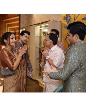 Reba Monica John Instagram - Spent a beautiful and memorable night at the Navratri celebrations hosted by the Kalyan Family ✨🌼 the humility and warmth they exude is inexplicable and I’m grateful to have been part of this wonderful family in the smallest way possible. 

Also, met some lovely people. The smiles say it all 🫶

 
Styled by @manogna_gollapudi 
Jewellery @kalyanjewellers_official
HMU yours truly ( that’s why so messy )

#indianfestival #navratri #kalyanjewellers #sareelove #beautifulevening #indianwear
