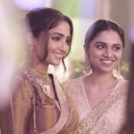 Reba Monica John Instagram - Spent a beautiful and memorable night at the Navratri celebrations hosted by the Kalyan Family ✨🌼 the humility and warmth they exude is inexplicable and I’m grateful to have been part of this wonderful family in the smallest way possible. Also, met some lovely people. The smiles say it all 🫶 Styled by @manogna_gollapudi Jewellery @kalyanjewellers_official HMU yours truly ( that’s why so messy ) #indianfestival #navratri #kalyanjewellers #sareelove #beautifulevening #indianwear