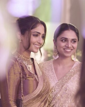 Reba Monica John Instagram - Spent a beautiful and memorable night at the Navratri celebrations hosted by the Kalyan Family ✨🌼 the humility and warmth they exude is inexplicable and I’m grateful to have been part of this wonderful family in the smallest way possible. 

Also, met some lovely people. The smiles say it all 🫶

 
Styled by @manogna_gollapudi 
Jewellery @kalyanjewellers_official
HMU yours truly ( that’s why so messy )

#indianfestival #navratri #kalyanjewellers #sareelove #beautifulevening #indianwear