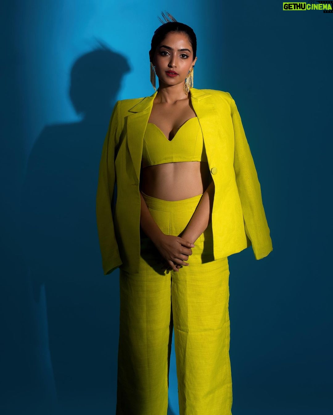 Reba Monica John Instagram - “When you remember who you are, the game changes”💥 Felt so powerful in this attire! Confident and strong 💪🏽 like I can achieve anything. And it’s true. They really do have that power! Meet the fabbbb team 👇🏼💫 Styling @keerthysampath Photographer @palaniappansubramanyam MUA @prakatwork Outfit @nidhiandmahak Earrings @truptimohta.in Hair @noormakeup_mehndi #highfashion #suitedup #linenlove #slaying
