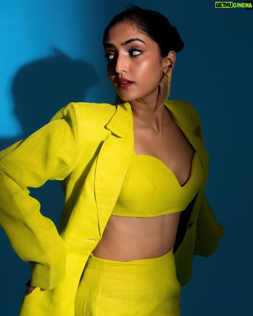 Reba Monica John Instagram - “When you remember who you are, the game changes”💥 Felt so powerful in this attire! Confident and strong 💪🏽 like I can achieve anything. And it’s true. They really do have that power! Meet the fabbbb team 👇🏼💫 Styling @keerthysampath Photographer @palaniappansubramanyam MUA @prakatwork Outfit @nidhiandmahak Earrings @truptimohta.in Hair @noormakeup_mehndi #highfashion #suitedup #linenlove #slaying