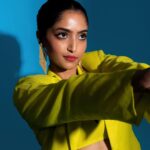 Reba Monica John Instagram - “When you remember who you are, the game changes”💥 Felt so powerful in this attire! Confident and strong 💪🏽 like I can achieve anything. And it’s true. They really do have that power! Meet the fabbbb team 👇🏼💫 Styling @keerthysampath Photographer @palaniappansubramanyam MUA @prakatwork Outfit @nidhiandmahak Earrings @truptimohta.in Hair @noormakeup_mehndi #highfashion #suitedup #linenlove #slaying