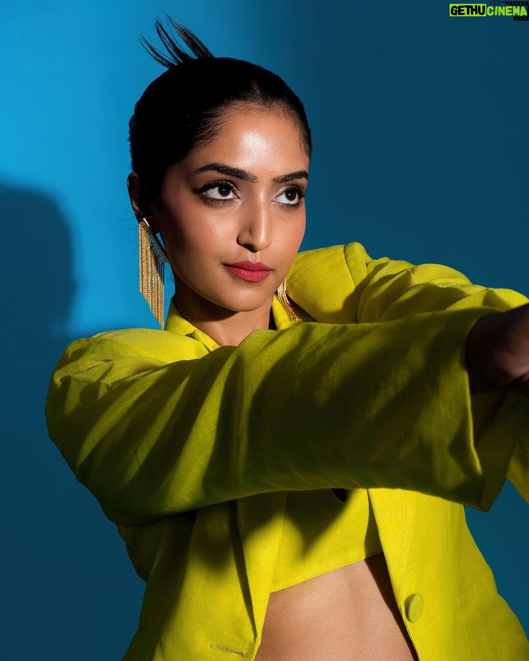 Reba Monica John Instagram - “When you remember who you are, the game changes”💥 Felt so powerful in this attire! Confident and strong 💪🏽 like I can achieve anything. And it’s true. They really do have that power! Meet the fabbbb team 👇🏼💫 Styling @keerthysampath Photographer @palaniappansubramanyam MUA @prakatwork Outfit @nidhiandmahak Earrings @truptimohta.in Hair @noormakeup_mehndi #highfashion #suitedup #linenlove #slaying