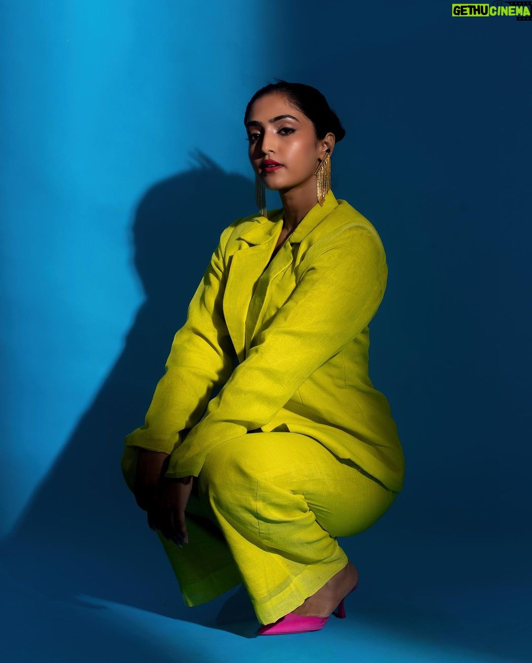 Reba Monica John Instagram - “When you remember who you are, the game changes”💥 Felt so powerful in this attire! Confident and strong 💪🏽 like I can achieve anything. And it’s true. They really do have that power! Meet the fabbbb team 👇🏼💫 Styling @keerthysampath Photographer @palaniappansubramanyam MUA @prakatwork Outfit @nidhiandmahak Earrings @truptimohta.in Hair @noormakeup_mehndi #highfashion #suitedup #linenlove #slaying