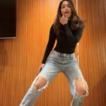 Reba Monica John Instagram - Some songs are so addictive that I can’t help but dance to them! This one’s been on loooop! No planning, no practise whatsoever, just felt it and grooved to it, that too in two outfits. I was in a fantastic mood that night 😅 #reelitfeelit #dancevideo #gulaab #shahidkapoor #explorepage #trendingreels