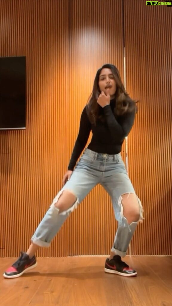 Reba Monica John Instagram - Some songs are so addictive that I can’t help but dance to them! This one’s been on loooop! No planning, no practise whatsoever, just felt it and grooved to it, that too in two outfits. I was in a fantastic mood that night 😅 #reelitfeelit #dancevideo #gulaab #shahidkapoor #explorepage #trendingreels