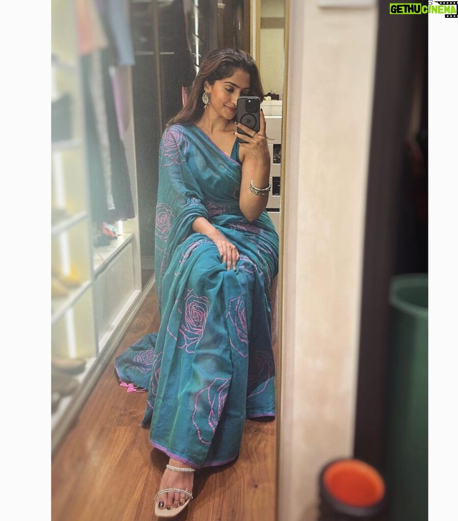Reba Monica John Instagram - The Colors, the feel, so simple and just the way I like it! Can’t get enough 💕🦋 #sareelove #explorepage #indianwear #cottonsaree #comfortzone