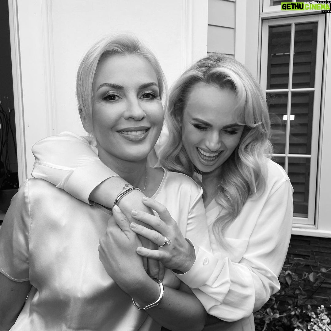 Rebel Wilson Instagram - @tiffanyandco has been part of our unique love story since the very beginning! (Our friend Hugh who set us up gave us both Tiffany’s charms when he 3rd wheel’d us at The Sunset Tower Day 1) 😘 #Tiffanyandco #LockWithLove #TiffanyPartner