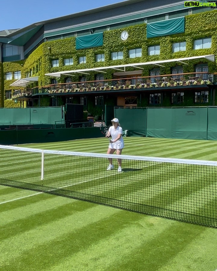 Rebel Wilson Instagram - Just a spot of tennis @wimbledon today with @jameswardtennis & @matty_reidy 💜💚 🎾