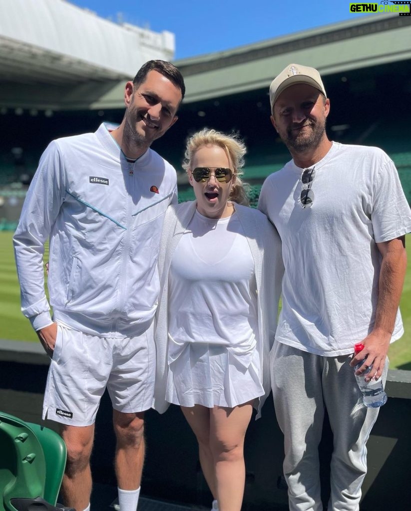 Rebel Wilson Instagram - Just a spot of tennis @wimbledon today with @jameswardtennis & @matty_reidy 💜💚 🎾
