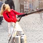 Rebel Wilson Instagram - @abbottglobal and @concussionawarenessnow asked me how to get people to pay more attention to concussions. Easy. Nunchucks, jetpacks, flamethrowers and helicopters. #CheckYourMelon #AbbottPartner #Ad concussionawarenessnow.org