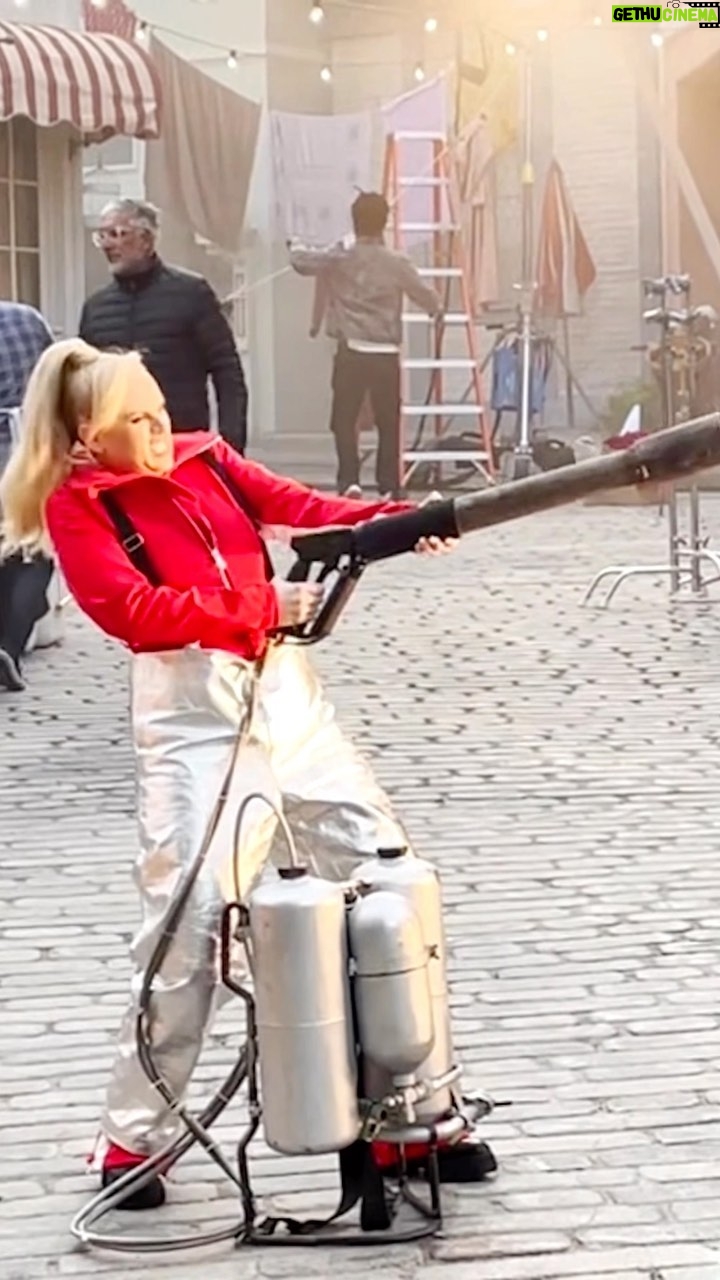 Rebel Wilson Instagram - @abbottglobal and @concussionawarenessnow asked me how to get people to pay more attention to concussions. Easy. Nunchucks, jetpacks, flamethrowers and helicopters. #CheckYourMelon #AbbottPartner #Ad concussionawarenessnow.org