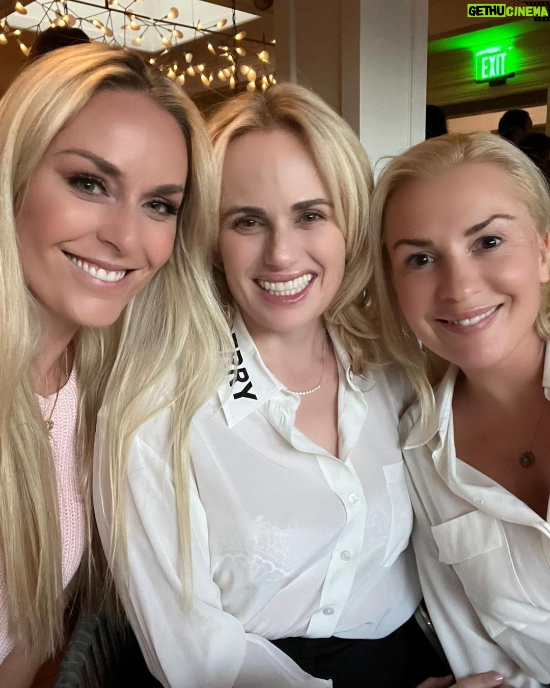 Rebel Wilson Instagram - Blondetourage takes Aspen 💛 @lindseyvonn @ramonaagruma