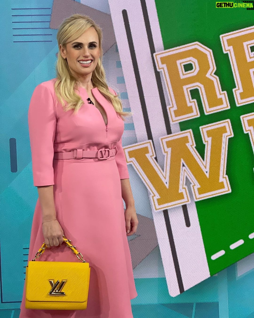 Rebel Wilson Instagram - One week until SENIOR YEAR drops @netflix 💚💛🤍💚💛🤍