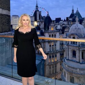Rebel Wilson Instagram - I’m here. And I’m going to try my best at the BAFTAS Sunday night 🇬🇧 Does anyone have Robert Pattinson’s number? Wanted to low key invite him … Rebs x Dresses: @muglerofficial Styling: @elizabethstewart1 @styledbyjennyr MakeUp: @karindarnell Hair: @itsdash