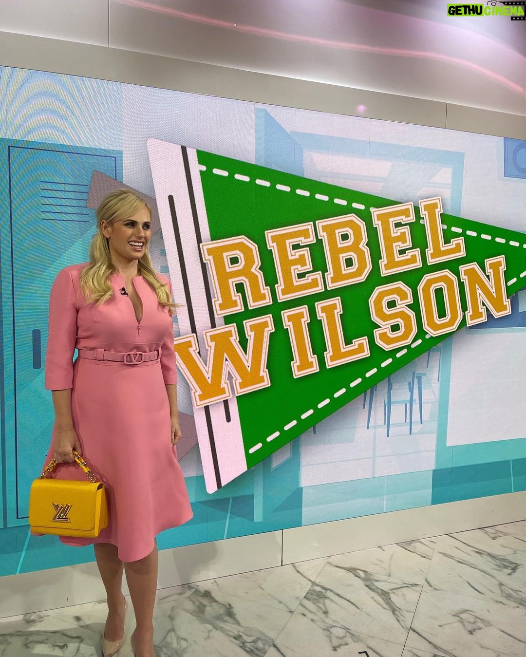 Rebel Wilson Instagram - One week until SENIOR YEAR drops @netflix 💚💛🤍💚💛🤍
