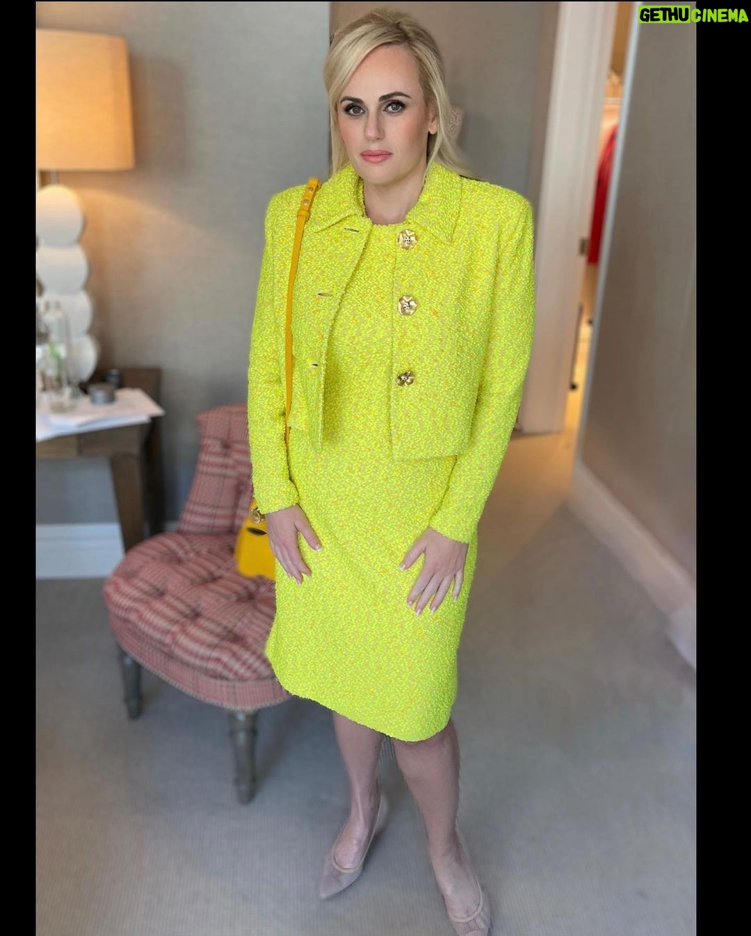 Rebel Wilson Instagram - Press tour for SENIOR YEAR today in NYC 💛 Dress/coat: @stjohn Bag: @louisvuitton Hair: @djquintero MakeUp & Photo: @genevieveherr Styling: @elizabethstewart1