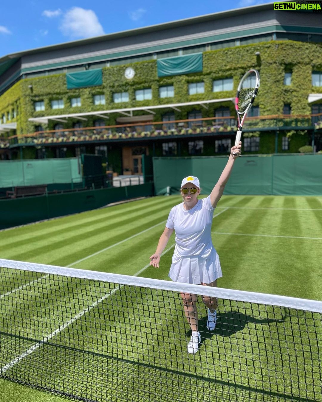 Rebel Wilson Instagram - Just a spot of tennis @wimbledon today with @jameswardtennis & @matty_reidy 💜💚 🎾