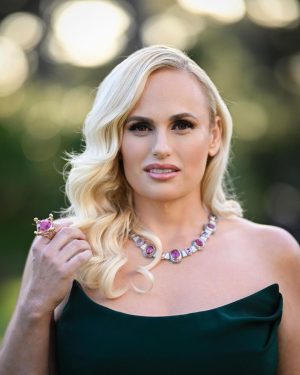 Rebel Wilson Instagram - Was my honour to attend the @amfar gala Cannes last night wearing these stunning @knaufjewels 💎 #knaufjewels