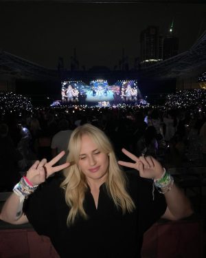 Rebel Wilson Instagram - @taylorswift absolutely CRUSHED IT tonight! And thanks to @sabrinacarpenter for being so so cool and Papa Swift for all the chats! What an epic concert! Taylor you are just incredible!!! 🐨 🇦🇺 🎶