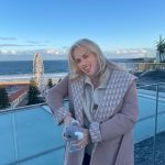 Rebel Wilson Instagram - Directing a movie is really hard, but it’s made easier when @airbnb hooks me up with this amazing penthouse on Bondi Beach, Sydney 🇦🇺 🏖️ Thanks @airbnb for this incredible pad - iconic views, a pool, great kitchen and bbq area, it’s like I’m on a working vacation - just love it! 🥰🐨🥰