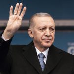 Recep Tayyip Erdoğan Instagram - Âlimleriyle, şairleriyle, fazıllarıyla âdeta kutup yıldızları yetiştiren, adını da sanını da şanını da yüreğini ortaya koyarak kazanan peygamberler yurdu Şanlıurfa... Teşekkürler Şanlıurfa! 🇹🇷