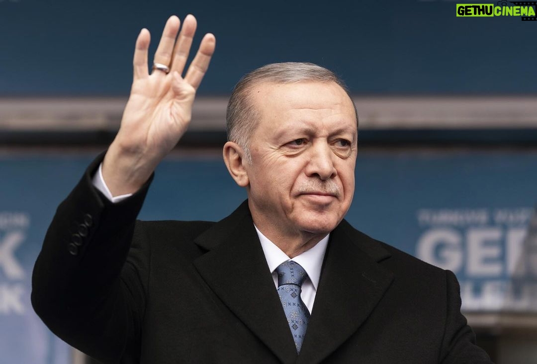 Recep Tayyip Erdoğan Instagram - Âlimleriyle, şairleriyle, fazıllarıyla âdeta kutup yıldızları yetiştiren, adını da sanını da şanını da yüreğini ortaya koyarak kazanan peygamberler yurdu Şanlıurfa... Teşekkürler Şanlıurfa! 🇹🇷
