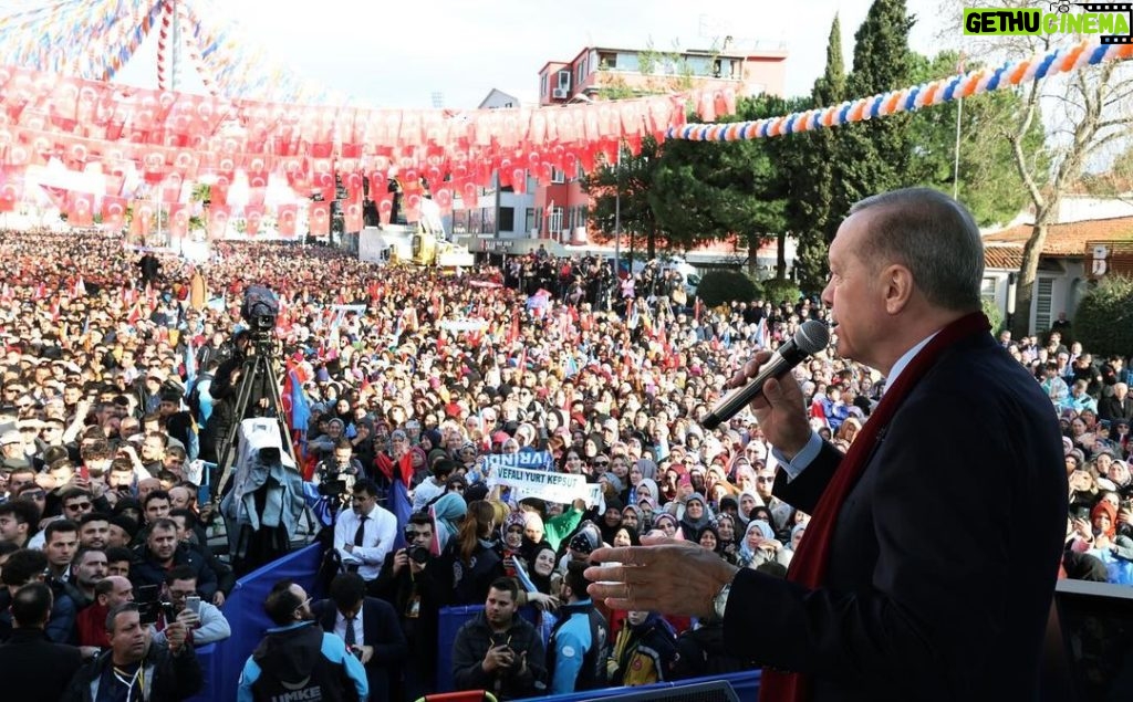 Recep Tayyip Erdoğan Instagram - Tarihiyle, kültürüyle, eşsiz tabiatıyla, hepsinden önemlisi baş tacı insanıyla medarıiftiharımız Balıkesir… Teşekkürler Balıkesir! 🇹🇷