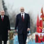 Recep Tayyip Erdoğan Instagram - Arnavutluk Başbakanı, değerli dostum Edi Rama ve heyetini Yüksek Düzeyli İşbirliği Konseyimizin ilk toplantısı vesilesiyle Ankara’da misafir etmekten büyük memnuniyet duydum. Çok yönlü iş birliğimiz, stratejik ortaklık temelinde gelişmeye devam ediyor. 🇹🇷🇦🇱 Bugün icra ettiğimiz konseyimizin ilk toplantısıyla münasebetlerimizi daha ileri seviyelere taşıma kararlılığımızı bir kez daha teyit ettik. İmzalanan anlaşmalarla iş birliğimizin ahdi zeminini daha da güçlendirdik. Ticaret hacmimizi 1 milyar dolar seviyesine çıkardık, yeni hedefimizi 2 milyar dolar olarak belirledik. TİKA vasıtasıyla Arnavutluk’un kalkınmasına yönelik projelere desteğimiz sürecek. Sayın Başbakan’ın FETÖ’yle mücadele konusundaki hassasiyetini biliyor, takdirle karşılıyoruz. Balkanlar’ın barış ve istikrarının korunmasına katkı sağlayan iki NATO müttefiki olarak diyaloğumuzu yoğunlaştırarak devam ettireceğiz. Savunma sanayisi ve askerî alandaki yakın iş birliğimizi de derinleştirmek arzusundayız. Görüşmelerimizde Gazze başta olmak üzere işgal edilmiş Filistin topraklarındaki İsrail zulmünü de ele aldık. Arnavutluk da Aralık ayında Birleşmiş Milletler Genel Kurulunda yapılan oylamadaki tutumuyla tarihin doğru tarafında yer almıştır. Dostum Rama’yla önümüzdeki süreçte yapılacak girişimler kapsamında da temasımızı sürdüreceğiz.   Konsey toplantımızda aldığımız kararlar ve imzaladığımız anlaşmalar ülkelerimiz için hayırlara vesile olsun. Türkiye-Arnavutluk ilişkilerinin bugünkü mükemmel seviyesine ulaşmasına yaptığı eşsiz katkılar dolayısıyla Sayın Başbakan’a ülkem ve milletim adına teşekkür ediyorum. Rabbim birlik ve beraberliğimizi daim eylesin. T.C. Cumhurbaşkanlığı