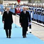 Recep Tayyip Erdoğan Instagram - Aziz kardeşim İlham Aliyev’i, halkının yüksek teveccühüyle beşinci defa Can Azerbaycan’ın Cumhurbaşkanı seçilmesi vesilesiyle tebrik ediyorum. İlham kardeşimin, seçimin hemen ardından ilk resmî yurt dışı ziyaretini Türkiye’ye yapmasından büyük bahtiyarlık duydum. 🇹🇷🇦🇿 Aziz kardeşimle gerçekleştirdiğimiz görüşmelerde ikili ilişkilerimizin tüm yönlerini gözden geçirdik, bölgesel ve uluslararası konuları değerlendirdik. Toplam ticaret hacmimiz geçtiğimiz sene ilk defa 7,5 milyar dolar seviyesini yakaladı. 15 milyar dolarlık hedefimize ulaşmak için gayretlerimizi artırma kararlılığındayız. Kritik meydan okumaların yaşandığı bir dönemde ülkelerimizin ulaştırma ve enerji alanlarındaki potansiyelini geliştirmemiz gerektiği aşikârdır. Bakü-Tiflis-Kars Demir Yolu Hattı esasen bunun en somut örnekleri arasında yer alıyor. Azerbaycan ile Ermenistan arasında kalıcı barış anlaşmasının imzalanmasının bölgemiz ve dünyada barış, huzur ve istikrar için yeni bir umut kaynağı olacağı şüphesizdir. Ermenistan’ın uzun vadeli düşünerek stratejik bir perspektifle bu süreci değerlendirmesi gerektiğine inanıyoruz. Görüşmelerimizde İsrail’in Gazze’de bütün insanlık değerlerini ve uluslararası hukuku ayaklar altına alan katliamlarını ve bölgemizi ilgilendiren diğer ihtilafları da değerlendirdik. Aile meclisimiz Türk Devletleri Teşkilatındaki birliğimizin daha da kurumsallaşması ve güçlenmesi için çalışmaya devam ediyoruz. Önümüzdeki süreçte Can Azerbaycan’la kardeşlik hukukumuz ve Şuşa Beyannamesi’nde ortaya koyduğumuz ruhla yol yürümeyi sürdüreceğiz. Rabbim muhabbetimizi, gardaşlığımızı daim eylesin… T.C. Cumhurbaşkanlığı