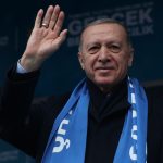 Recep Tayyip Erdoğan Instagram - CHP’li kardeşlerimizin, partilerine ve siyaset kurumuna yönelik umutlarını giderek kaybettiklerini üzülerek görüyoruz. Buradan siyasi parti fark etmeksizin tüm vatandaşlarıma samimiyetle sesleniyorum: Başta CHP olmak üzere muhalefete bakıp da asla umutsuzluğa kapılmayın. Alternatifsiz değilsiniz. AK Parti ve Cumhur İttifakı olarak hiçbir vatandaşımızın kendini dışlanmış, ötelenmiş, yok sayılmış hissetmesine gönlümüz razı değildir. Şayet siyasetten beklentiniz hizmet ve eser görmekse hiç uzağa gitmenize gerek yok, AK Parti ve Cumhur İttifakı olarak biz buradayız. “Gerçek Belediyecilik” vizyonumuz, güçlü kadromuz ve projelerimizle sizin için varız, hazırız. Sizin kaygılarınızı istismar edenlere… “Bizim istediğimiz adaya tıpış tıpış oy vereceksiniz” dayatmasında bulunanlara… Fikrinize, taleplerinize, hassasiyetlerinize saygı göstermeyenlere... “Belediye başkanı olarak kimi görmek istersiniz” sorusunu bile millete değil de yapay zekâya soranlara, gelin bu seçimde hep birlikte esaslı bir ders verelim. Şahsi ikballeri için kapalı kapılar ardında bölücü örgütün uzantılarıyla demlenenlere… Size rağmen siyaset yapan kibir abidelerine hür iradenizin hiç kimsenin tapulu mülkü olmadığını, gelin 31 Mart’ta hep beraber gösterelim.