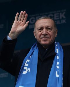 Recep Tayyip Erdoğan Instagram - CHP’li kardeşlerimizin, partilerine ve siyaset kurumuna yönelik umutlarını giderek kaybettiklerini üzülerek görüyoruz. Buradan siyasi parti fark etmeksizin tüm vatandaşlarıma samimiyetle sesleniyorum: Başta CHP olmak üzere muhalefete bakıp da asla umutsuzluğa kapılmayın. Alternatifsiz değilsiniz. AK Parti ve Cumhur İttifakı olarak hiçbir vatandaşımızın kendini dışlanmış, ötelenmiş, yok sayılmış hissetmesine gönlümüz razı değildir. Şayet siyasetten beklentiniz hizmet ve eser görmekse hiç uzağa gitmenize gerek yok, AK Parti ve Cumhur İttifakı olarak biz buradayız. “Gerçek Belediyecilik” vizyonumuz, güçlü kadromuz ve projelerimizle sizin için varız, hazırız. Sizin kaygılarınızı istismar edenlere… “Bizim istediğimiz adaya tıpış tıpış oy vereceksiniz” dayatmasında bulunanlara… Fikrinize, taleplerinize, hassasiyetlerinize saygı göstermeyenlere... “Belediye başkanı olarak kimi görmek istersiniz” sorusunu bile millete değil de yapay zekâya soranlara, gelin bu seçimde hep birlikte esaslı bir ders verelim. Şahsi ikballeri için kapalı kapılar ardında bölücü örgütün uzantılarıyla demlenenlere… Size rağmen siyaset yapan kibir abidelerine hür iradenizin hiç kimsenin tapulu mülkü olmadığını, gelin 31 Mart’ta hep beraber gösterelim.