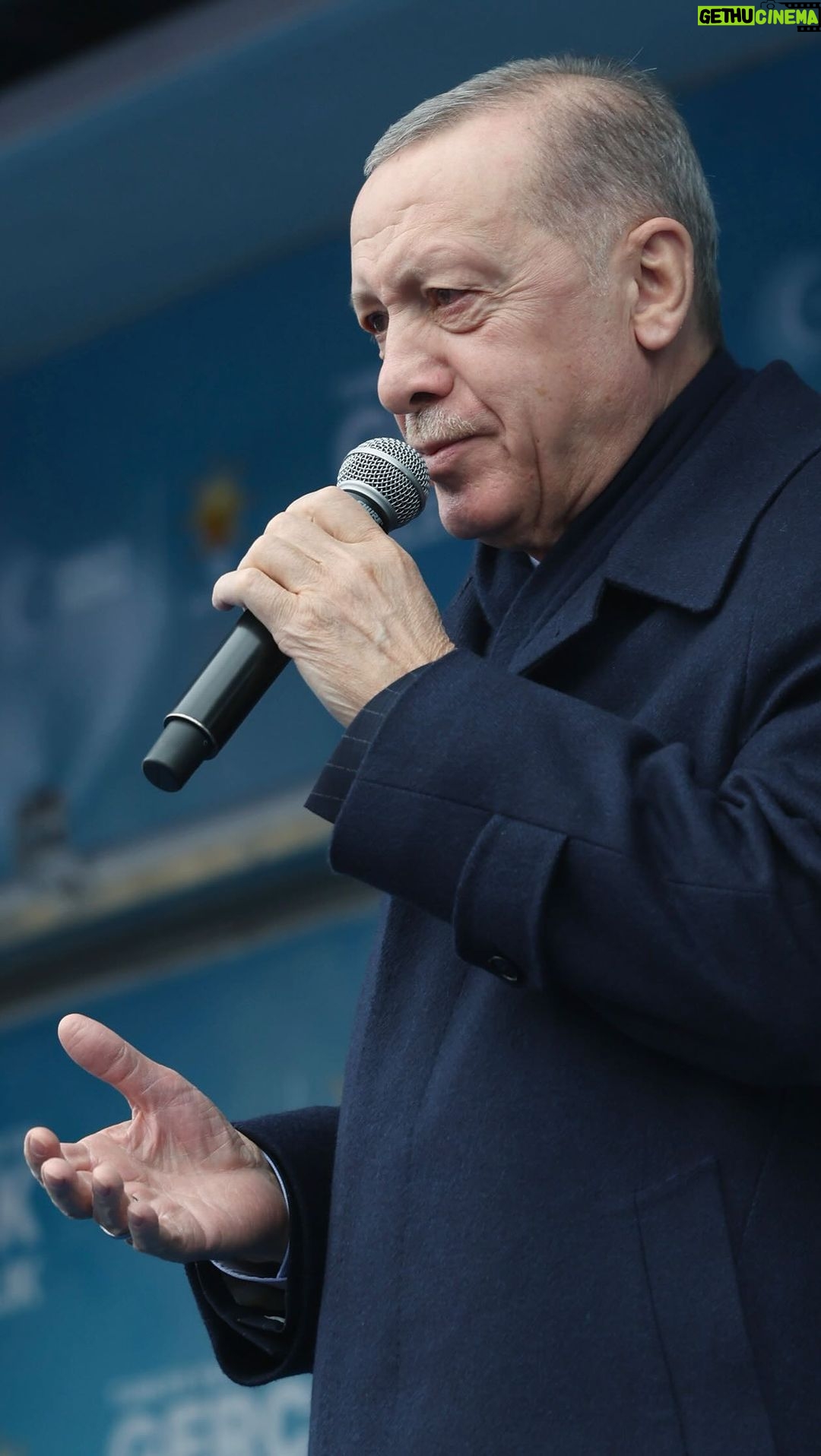 Recep Tayyip Erdoğan Instagram - Ülkeye, millete bir faydası olmayan partilerin bazıları tüm stratejilerini kazanmak değil kaybettirmek üzerine kurmuş durumdalar. Varsın onlar tilkilerinin kuyruklarını birbirlerine bağlamakla uğraşsınlar. Biz ülkemiz için yaptıklarımızı, yapacaklarımızı anlatmayı sürdüreceğiz. Ordu