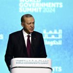 Recep Tayyip Erdoğan Instagram - Çoğu çocuk ve kadın 28 binden fazla masumun hayatına mal olan, 70 bine yakın sivilin yaralandığı, 1,5 milyondan fazla insanın göçe zorlandığı, Gazze’nin büyük bir enkaz yığınına çevrildiği trajedi karşısında her türlü çabayı gösterdik, gösteriyoruz, göstereceğiz. Şimdiye kadar 34 bin tonluk insani yardım malzemesini Gazze’ye ulaştırılmak üzere bölgeye gönderdik. Toplam 380 hasta ile 344 refakatçiyi Türkiye’de misafir ediyor, tedavilerini sağlıyoruz. Gazzeli kardeşlerimize yönelik işlenen savaş ve insanlık suçlarının takibi için uluslararası hukuk kulvarında atılan adımlara destek veriyoruz. İsrail, bölgede kalıcı barış istiyorsa yayılmacı hayaller peşinde koşmayı bırakmalı, 1967 sınırları temelinde bağımsız bir Filistin devletinin varlığını kabul etmelidir. Gazze’deki insani trajedinin de giderek bölgeye yayılma riski taşıyan çatışmaların da sona erdirilmesi, her şeyden önce İsrail’in Filistin halkının en temel haklarını tanımasına bağlıdır. Filistinli kardeşlerimizi asla sahipsiz, çaresiz ve yalnız bırakmayacağız. Son dönemde BM Filistinli Mülteciler Ajansına yönelik dozu artan itibar suikastlarını da esefle karşılıyoruz. Vicdan sahibi tüm ülkeleri Ürdün, Suriye, Lübnan ve işgal altındaki Filistin topraklarında yaşayan 6 milyon mülteci için can damarı olan Ajansa sahip çıkmaya davet ediyoruz. Dubai