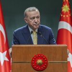 Recep Tayyip Erdoğan Instagram - Millî Uzay Programımız kapsamında bir ilki gerçekleştirerek insanlı uzay misyonumuzu başarıyla hayata geçirdik. İkinci astronotumuzu da önümüzdeki aylarda yeni deneyler yapmak üzere yörünge altı uçuş için uzaya göndereceğiz. Türk Hava Kuvvetlerimizin yetiştirdiği seçkin pilotlardan olan Alper Gezeravcı, Uluslararası Uzay İstasyonu’ndaki görevini ve bilimsel deneyleri tamamlayarak ülkemize döndü. İlk uzay misyonumuzun özellikle gençlerimizde uzay çalışmalarına, astronomiye ve bilime yönelik ilgiyi artırmasından memnuniyet duyuyoruz. Ali Kuşçu, Fergani, Cezeri gibi ilim yolcularının mirasını taşıyan bir millete zaten başka türlüsü de yakışmazdı. Ülkemizin farklı alanlarda yaptığı her hamleyi değersizleştirmeyi maharet zannedenler maalesef burada da boş durmadı. İş yapmak, proje üretmek, ülkenin ve milletin hayrına vizyon ortaya koymak yerine eser ve hizmetlere kulp takan, takoz koyan, engel çıkartan bu sığ anlayışı gördükçe üzülüyoruz. Türkiye’nin geçmişte kaybettiği hazine değerindeki yılların, kaçırdığı fırsatların sebebini bunlara baktıkça daha iyi anlıyoruz. Biz müzmin muhaliflere aldırmadan yolumuza devam ettik, ediyoruz ve edeceğiz. T.C. Cumhurbaşkanlığı