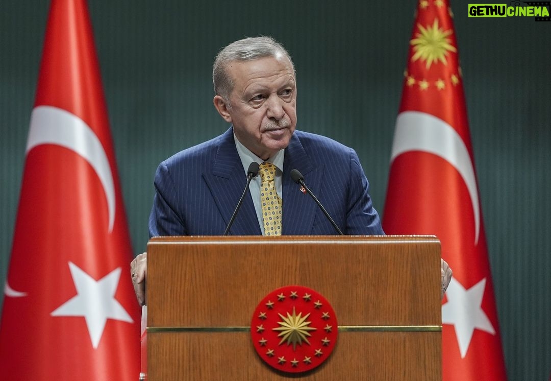 Recep Tayyip Erdoğan Instagram - Millî Uzay Programımız kapsamında bir ilki gerçekleştirerek insanlı uzay misyonumuzu başarıyla hayata geçirdik. İkinci astronotumuzu da önümüzdeki aylarda yeni deneyler yapmak üzere yörünge altı uçuş için uzaya göndereceğiz. Türk Hava Kuvvetlerimizin yetiştirdiği seçkin pilotlardan olan Alper Gezeravcı, Uluslararası Uzay İstasyonu’ndaki görevini ve bilimsel deneyleri tamamlayarak ülkemize döndü. İlk uzay misyonumuzun özellikle gençlerimizde uzay çalışmalarına, astronomiye ve bilime yönelik ilgiyi artırmasından memnuniyet duyuyoruz. Ali Kuşçu, Fergani, Cezeri gibi ilim yolcularının mirasını taşıyan bir millete zaten başka türlüsü de yakışmazdı. Ülkemizin farklı alanlarda yaptığı her hamleyi değersizleştirmeyi maharet zannedenler maalesef burada da boş durmadı. İş yapmak, proje üretmek, ülkenin ve milletin hayrına vizyon ortaya koymak yerine eser ve hizmetlere kulp takan, takoz koyan, engel çıkartan bu sığ anlayışı gördükçe üzülüyoruz. Türkiye’nin geçmişte kaybettiği hazine değerindeki yılların, kaçırdığı fırsatların sebebini bunlara baktıkça daha iyi anlıyoruz. Biz müzmin muhaliflere aldırmadan yolumuza devam ettik, ediyoruz ve edeceğiz. T.C. Cumhurbaşkanlığı