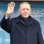 Recep Tayyip Erdoğan Instagram - Muhalefetin idare ettiği illerimizde vatandaşlarımız bırakın vizyoner projelerle tanışmayı, klasik belediyecilik hizmetlerini bile almakta zorlanıyor. Millet görev ve yetki vermiş, imkân vermiş ama bunlar temel atmamakla, asfalt dökmemekle, yol yapmamakla övünebiliyor.