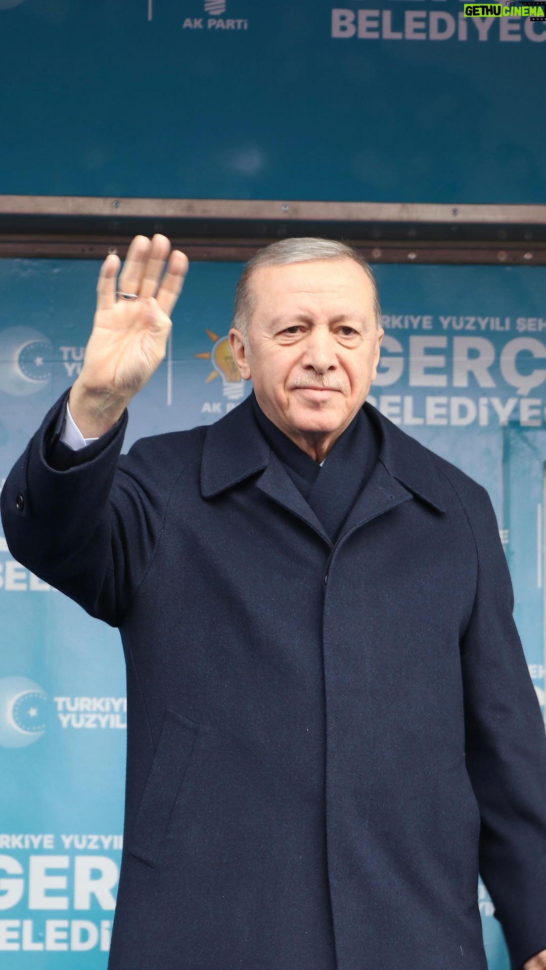 Recep Tayyip Erdoğan Instagram - Muhalefetin idare ettiği illerimizde vatandaşlarımız bırakın vizyoner projelerle tanışmayı, klasik belediyecilik hizmetlerini bile almakta zorlanıyor. Millet görev ve yetki vermiş, imkân vermiş ama bunlar temel atmamakla, asfalt dökmemekle, yol yapmamakla övünebiliyor.