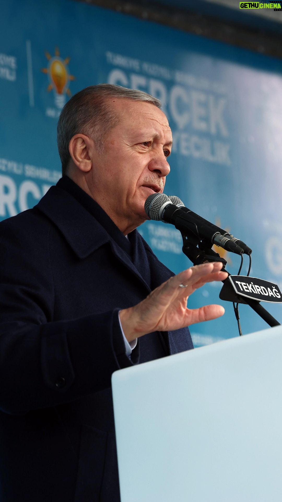 Recep Tayyip Erdoğan Instagram - Son 21 yıldır olduğu gibi terör örgütleriyle, suç şebekeleriyle, çetelerle, şehir eşkıyalarıyla, milletimizin canına ve malına kasteden tüm alçaklarla mücadelemizi kararlılıkla sürdüreceğiz.