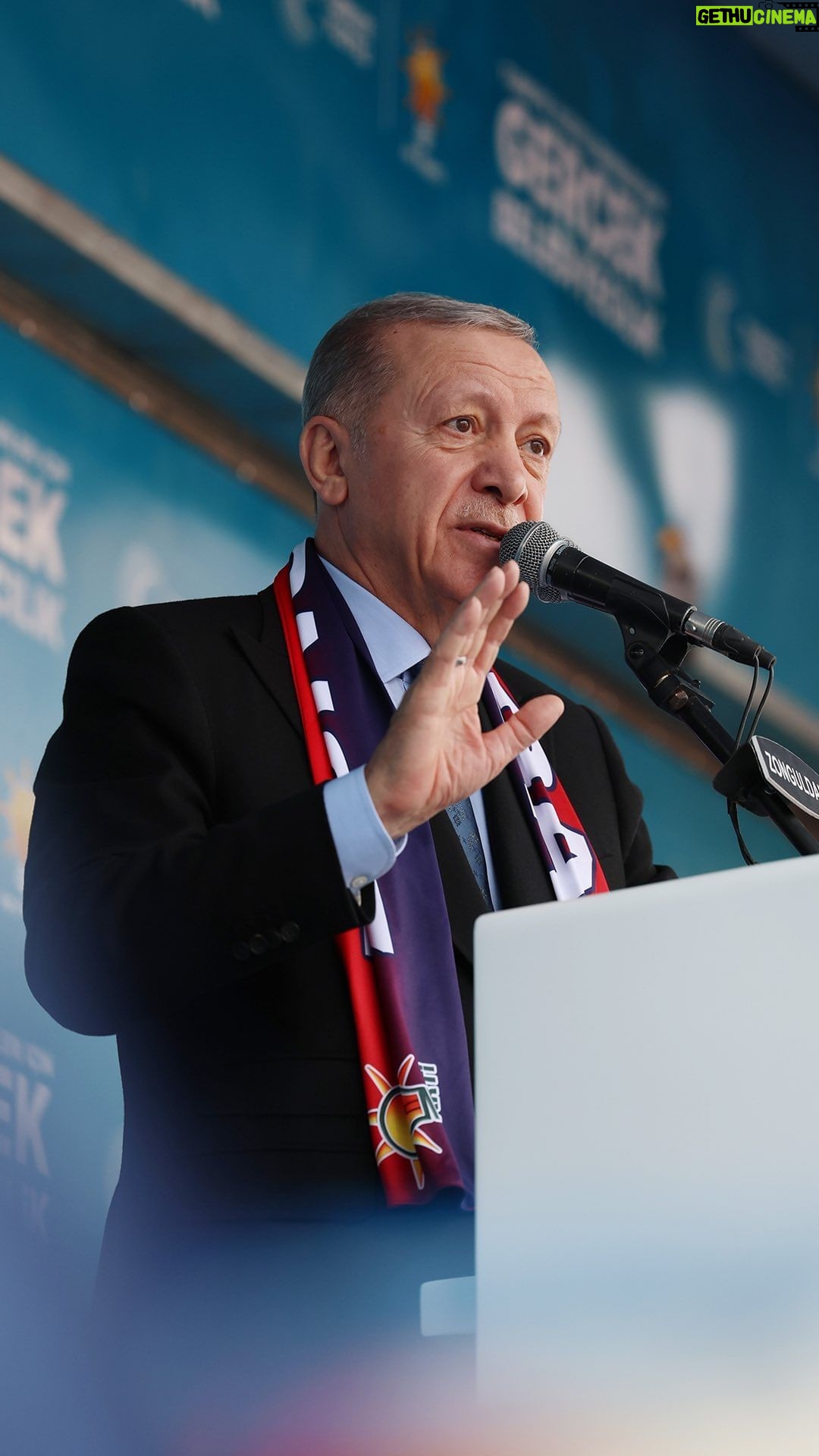Recep Tayyip Erdoğan Instagram - Her zaman söylüyorum: Millete hizmet etmek, millete hizmetkârlık yapmak dışında hiçbir paye aramıyoruz. Bizi, partimizi ve ittifakımızı CHP’nin başını çektiği müzmin muhalefetten ayıran temel vasfımız işte budur.