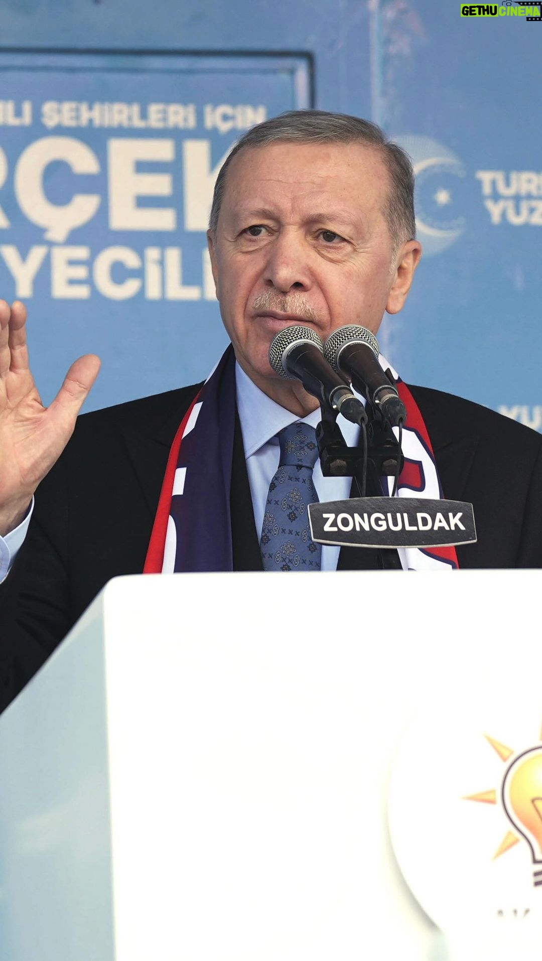 Recep Tayyip Erdoğan Instagram - Türkiye’nin enerji güvenliğini garanti edecek hamleleri azim ve cesaretle hayata geçiriyoruz. Ülkemizin yer altı ve yer üstü kaynaklarını kullanmasının engellenmesine bir daha asla müsaade etmeyeceğiz.