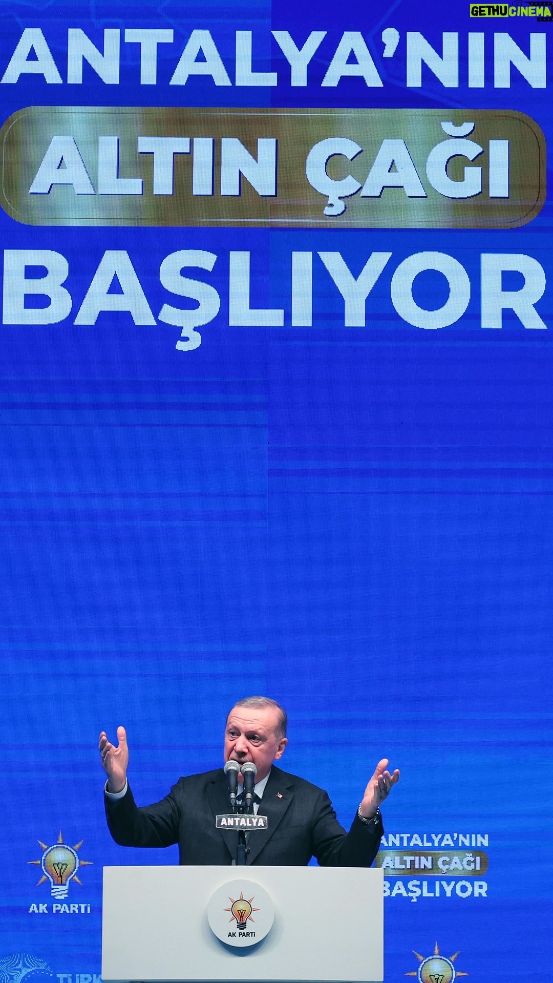 Recep Tayyip Erdoğan Instagram - Demokrasinin önemli bir unsuru olan muhalefetin bu perişan hali içimizi acıtıyor. İnşallah 31 Mart seçimleri bunu değiştirmek için bir fırsat teşkil etmektedir.