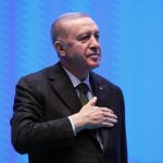 Recep Tayyip Erdoğan Instagram - Bugün Akdeniz’in incisi, turizm başkentimiz, tarım, ticaret, sanayi, diplomasi şehrimiz Antalya’da ilçe belediye başkan adaylarımızın tanıtımını yaptık. İnşallah 31 Mart’ta Antalya’mızın altın çağı başlayacak, şehrimiz Cumhur İttifakı’yla yeni bir döneme yelken açacak. İstanbul, Ankara ve Antalya başta olmak üzere CHP zihniyetinin elinde her gün irtifa kaybeden şehirlerimizi Gerçek Belediyecilik anlayışıyla tekrar buluşturmakta kararlıyız. Şehirlerimizi iş yapmak, milletin sıkıntılarına çözüm bulmak yerine şov yapan, kişisel kariyer peşinde koşan muhterislerin insafına bırakamayız. Antalya’mızın bir 5 sene daha kaybetmeye tahammülünün kalmadığını biliyoruz. Gözü ve gönlü vatandaşa hizmet yerine sürekli başka yerlerde olanların şehirlerimizi düşürdüğü durum ortadadır. Biz Cumhurbaşkanı’yla, Genel Merkeziyle, bakanlarıyla hep birlikte adaylarımızın yanındayız. Antalya’yı hak ettiği eser ve hizmetlerle buluşturup dünyanın en önemli cazibe merkezlerinden biri haline getirmekle kalmayacak, güvenliğiyle, huzuruyla, refahıyla en üst lige taşıyacağız.