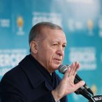 Recep Tayyip Erdoğan Instagram - Depremle sarsılan şehirlerimizi bir an önce ayağa kaldırmak için ne gerekiyorsa yapıyoruz. Dünyanın bir başka ülkesi bizim yaşadıklarımızı yaşasa emin olun, tekrar toparlanması on yıllar sürerdi... Hamdolsun biz asrın birlikteliğiyle asrın felaketinin üstesinden geliyoruz. Türkiye’nin maruz kaldığı onca terör saldırısının, darbe girişiminin, gizli-açık kuşatmanın üzerine yaşadığı deprem felaketinin elbette maddi-manevi ağır bir maliyeti oldu. Bunca insan kaybının, şehirlerimizin gördüğü ağır hasarın altından kalmak kolay değil. Allah’ın izniyle tüm deprem şehirlerimizi eskiden daha güvenli, huzurlu, canlı, hareketli hale getirmekte kararlıyız. Altyapısı ve üstyapısıyla şehirlerimizdeki depremin tüm izlerini silene kadar durup dinlenmeden çalışacağız. Deprem bölgesi genelindeki faaliyetlerimizi binden fazla şantiyede 110 bin personelle yürütüyoruz. Bugüne kadar teslim ettiğimiz 46 bin konut sayısını ay sonuna kadar 75 bine çıkartacağız. Yıl sonuna kadar da her ay 15-20 bin ilaveyle 200 bin konutu hak sahiplerine teslim etmeyi planlıyoruz. Hayatını kaybedenleri elbette geri getiremeyiz ama onun dışındaki tüm kayıpları daha iyisiyle yerine koyacak güce, azme, dirayete sahibiz.