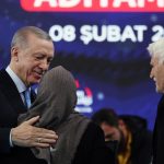 Recep Tayyip Erdoğan Instagram - Deprem bölgesinde yaşayan, depremden etkilenen vatandaşlarımızın bize, hükûmetimize ve ittifakımıza olan inancını ve güvenini Allah’ın izniyle boşa çıkarmayacağız. Deprem bölgesindeki kardeşlerimizle bir araya gelerek inşası tamamlanan konutları kendilerine teslim ediyoruz. Depremden etkilenen şehirlerimizin tamamında, hak sahibi vatandaşlarımız 46 bin konut ve köy evine bu ay içinde yerleşmiş olacak. Hedefimiz, iki ay içinde, deprem bölgesi genelinde 75 bin konutun teslimini yapmaktır. Ardından da inşallah her ay 15-20 bin konut ve köy evini hak sahipleriyle buluşturacağız. Yıl sonuna kadar 200 bin konut ve köy evini teslim edene kadar durmadan, dinlenmeden çalışacağız. Ardından bu sayıyı en kısa sürede 389 bine tamamlayacağız. Biz, muhalefet gibi laf üstüne laf koymanın; yalanla, iftirayla, çarpıtmayla siyasetteki başarısızlıkları örtmenin hevesinde değiliz. Biz iş yapmanın, hizmet etmenin, 85 milyonun dertlerine derman olmanın, geride hayır dualarıyla anılacak eserler bırakmanın derdindeyiz. Rabbim, son nefesimize kadar bu niyet üzerine çalışmayı, bu niyet üzerine yürümeyi bizlere nasip eylesin.