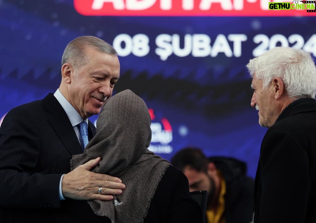 Recep Tayyip Erdoğan Instagram - Deprem bölgesinde yaşayan, depremden etkilenen vatandaşlarımızın bize, hükûmetimize ve ittifakımıza olan inancını ve güvenini Allah’ın izniyle boşa çıkarmayacağız. Deprem bölgesindeki kardeşlerimizle bir araya gelerek inşası tamamlanan konutları kendilerine teslim ediyoruz. Depremden etkilenen şehirlerimizin tamamında, hak sahibi vatandaşlarımız 46 bin konut ve köy evine bu ay içinde yerleşmiş olacak. Hedefimiz, iki ay içinde, deprem bölgesi genelinde 75 bin konutun teslimini yapmaktır. Ardından da inşallah her ay 15-20 bin konut ve köy evini hak sahipleriyle buluşturacağız. Yıl sonuna kadar 200 bin konut ve köy evini teslim edene kadar durmadan, dinlenmeden çalışacağız. Ardından bu sayıyı en kısa sürede 389 bine tamamlayacağız. Biz, muhalefet gibi laf üstüne laf koymanın; yalanla, iftirayla, çarpıtmayla siyasetteki başarısızlıkları örtmenin hevesinde değiliz. Biz iş yapmanın, hizmet etmenin, 85 milyonun dertlerine derman olmanın, geride hayır dualarıyla anılacak eserler bırakmanın derdindeyiz. Rabbim, son nefesimize kadar bu niyet üzerine çalışmayı, bu niyet üzerine yürümeyi bizlere nasip eylesin.