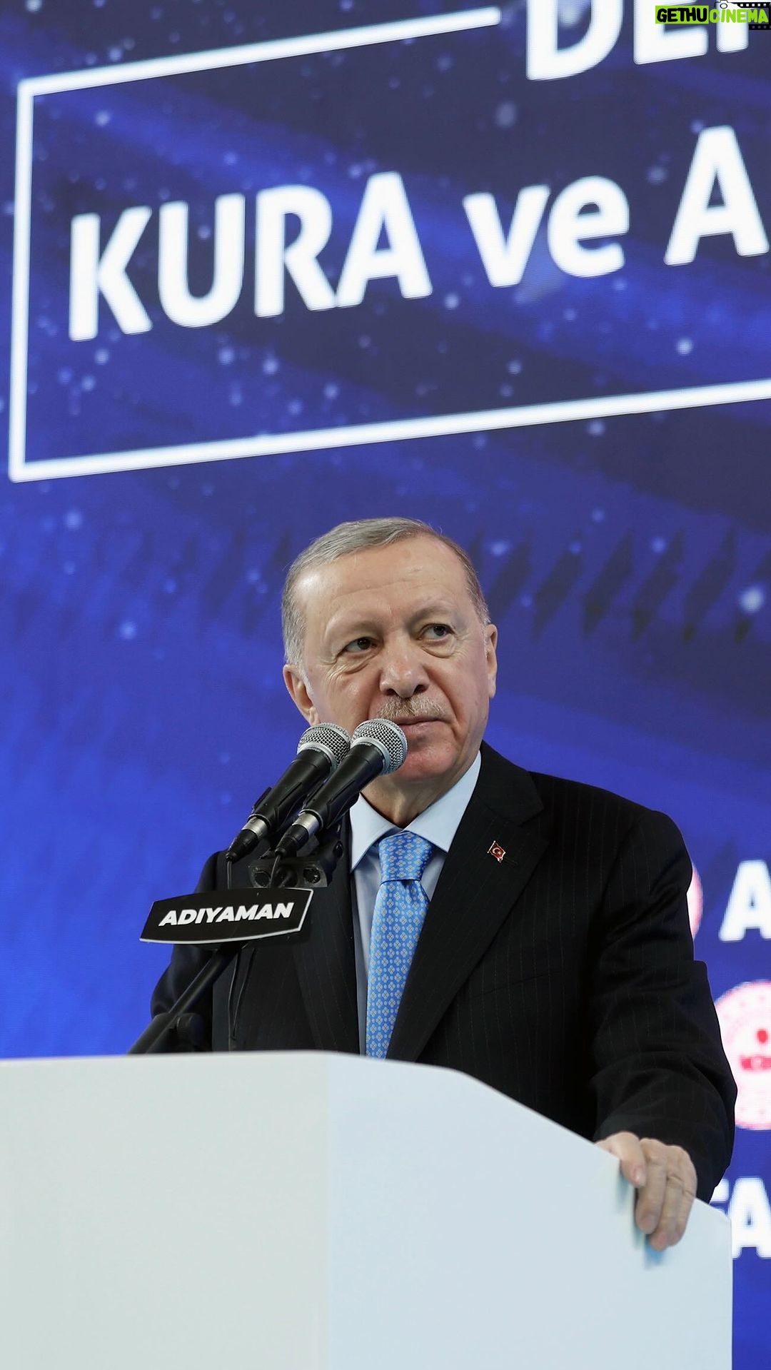 Recep Tayyip Erdoğan Instagram - Mayıs seçimlerinde aile yapımızı güçlendirmek, gençlerimizi desteklemek için bir fon kurma sözü vermiştik. Önümüzdeki haftalarda başvuruları başlayacak bu çalışmanın da önceliği deprem bölgesi şehirlerimizdeki kadınlar ve gençlerimiz olacaktır.