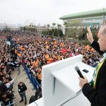 Recep Tayyip Erdoğan Instagram - Tarih boyunca büyük medeniyetlerin merkezlerinden biri olarak insanlığa hizmet etmiş Urfa bölgesinin bizim kalbimizde ayrı bir yeri vardır. Mesele yatırımlarla şehrimize eser kazandırmaksa, insanımıza hizmet etmekse bu hususlarda üzerimize kimseyi tanımıyoruz. Demokrasi ve kalkınma atılımlarımızın en güzel örneklerini Şanlıurfa’mızda hayata geçirmeye özel önem verdik. Ülkemize kazandırdığımız eser ve hizmetlerden Şanlıurfa’nın hak ettiği payı almasını sağlayacak yatırımların bizzat takipçisi olduk. Devlet yönetimi tecrübesiyle öne çıkan arkadaşlarımızı şehrimizde görevlendirerek çalışmaların eksiksiz ve süratli yürütülmesini temin ettik. Tabii Şanlıurfa gibi hem tarihî ve kültürel birikimi zengin hem insan kaynağı çeşitli hem gelişim potansiyeli yüksek bir şehri hayalleriyle buluşturmak öyle kolay olmuyor. Hep birlikte çok çalışmamız gerekiyor. Daha önemlisi birliğimizi, beraberliğimizi, kardeşliğimizi sıkı tutmamız, aramıza kimseyi sokmamamız, basiret ve feraseti elden bırakmamamız gerekiyor. Rabbimin inayetiyle, 31 Mart seçimlerinde Şanlıurfa başta olmak üzere şehirlerimizin tamamında alacağımız neticeyle milletimize layık olduğu eser ve hizmetleri vermeyi sürdüreceğiz.