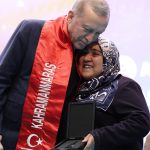 Recep Tayyip Erdoğan Instagram - Tam bir yıl önce bugün evlerimizi başlarımıza yıkan, yüreklerimizi dağlayan, yol açtığı acıları içimizde kor bir ateş misali ömür boyu taşıyacağımız büyük bir felaket yaşadık. Türkiye, 6 Şubat gününe tarihinin en büyük felaketiyle uyandı. İlki saat 04.17’de Pazarcık merkezli 7,7 büyüklüğünde, ardından aynı gün 13.24’te Elbistan merkezli 7,6 büyüklüğünde iki deprem ve şiddeti onlara yakın binlerce artçı sarsıntıyla âdeta dünyamız başımıza yıkıldı. Bu depremler gerek büyüklüğü gerek yüzeye yakınlığı gerekse deprem bölgesinin nüfus yoğunluğu bakımından insanlık tarihinin en sarsıcı felaketlerinden biri olarak kayıtlara geçmiştir. Deprem bölgesinde yıkılan binaların ’dan fazlasının 1999 öncesi inşaat standartlarında yapılmış olması felaketin boyutunu daha da artırmıştır. 6 Şubat depremlerinde kaybettiğimiz 53 bin 537 kardeşimize Allah’tan rahmet diliyor; kendilerini tekbirlerle, Fatihalarla, salavatlarla bir kez daha yâd ediyoruz. Depremde kaybettiğimiz kardeşlerimizin aziz hatıralarını kalplerimizde inşallah hep yaşatacağız. Rabbimden, bu gece idrak edeceğimiz Leyle-i Miraç hürmetine şehitlerimize af ve mağfiret temenni ediyorum. Bu felakette yaralanan 107 binin üzerindeki insanımız başta olmak üzere depreme maruz kalan vatandaşlarımızın tamamına bir kez daha geçmiş olsun dileklerimi sunuyorum. Kahramanmaraş